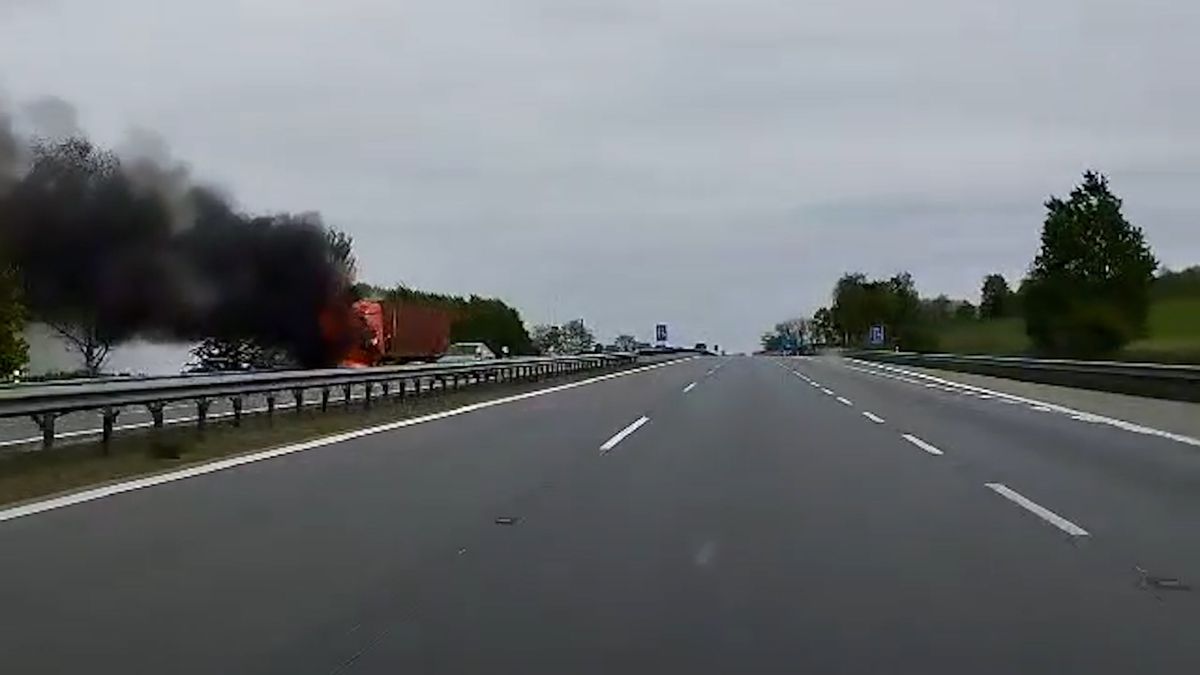 Na dálnici D1 hořel kamion s nábytkem